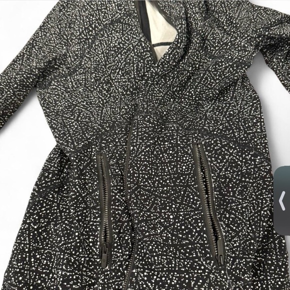 Lululemon Countour Night view white Black Patterned Jacket $118 MSRP - Picture 3 of 6